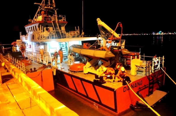 Tối qua 24/4, tàu SAR 412 đã lên đường đưa ngư dân bị nạn về bờ để cấp cứu.