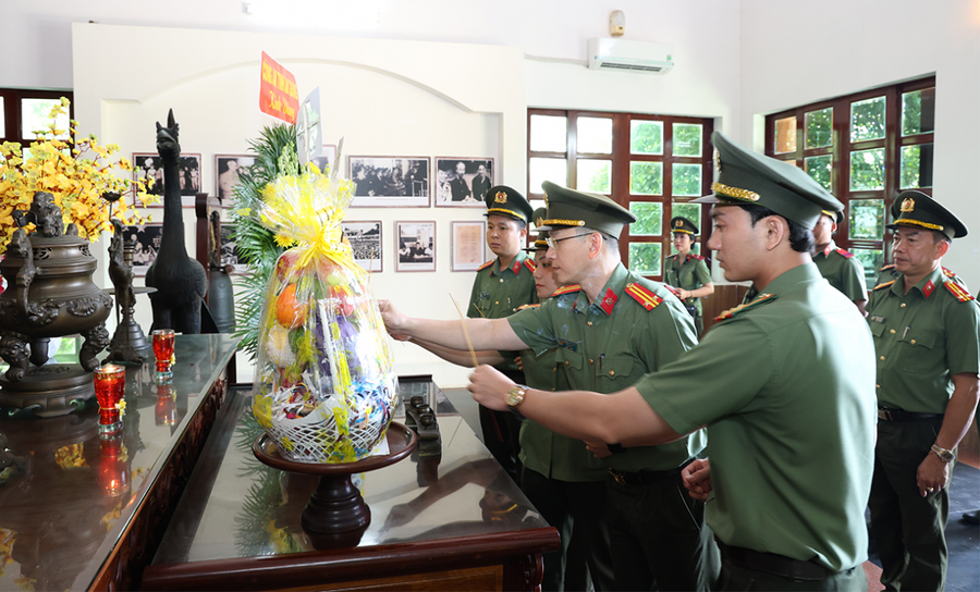 Đoàn dâng hương, dâng hoa tại Nhà tưởng niệm Chủ tịch Hồ Chí Minh