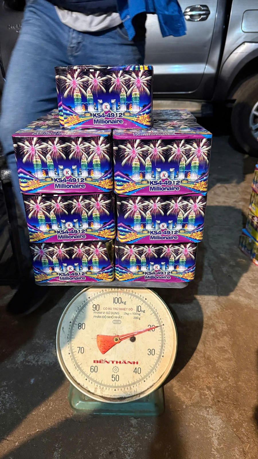 114 hộp pháo có trọng lượng 190kg