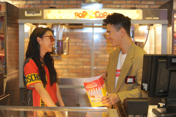 Châu Bùi, Cao Minh Thắng đã có buổi trải nghiệm rạp chiếu phim giường nằm đầu tiên tại Hà Nội.