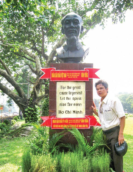 Thạc sĩ-nhà biên kịch-đạo diễn Hoàng Duẩn bên tượng Bác Hồ ở Kolkata, Ấn Độ.