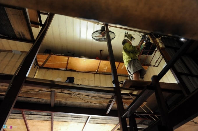 Dãy nhà trọ 3 tầng của ông Hiệp có 40 phòng, với sức chứa khoảng hơn 100 người, hầu như ngày nào cũng kín khách. Ông kể, bị nhiều chủ nhà trọ khác ganh tỵ, nói xấu và bóc tờ rơi của ông.