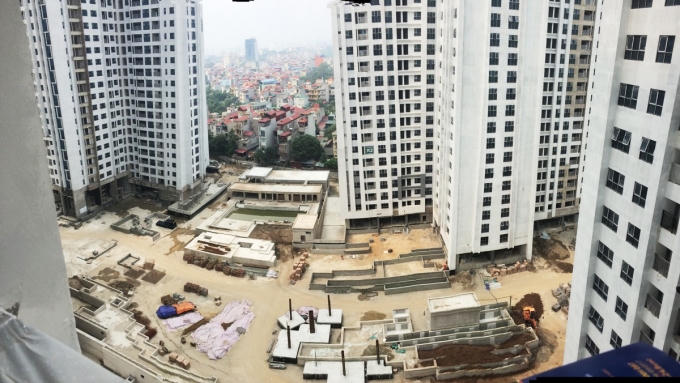 Toàn cảnh quảng trường khu Ruby đang thi công các hạng mục cuối cùng bao gồm: Hoàn thiện chống thầm nền, đổ đất các bồn cây và cảnh quan. Theo cam kết từ chủ đầu tư hạng mục cảnh quan của khu Ruby sẽ được hoàn thiện hoàn toàn vào cuối tháng 12/2016, tức chỉ còn khoảng 2 tháng nữa.