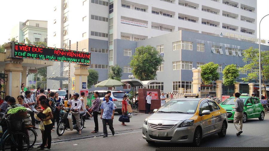 Tại Bệnh viện Hữu Nghị Việt Đức, một số gói thầu lớn không được công khai kết quả lựa chọn nhà thầu. Ảnh: Minh Tuấn.