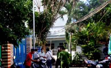 Lực lượng chức năng khám nghiệm hiện trường
