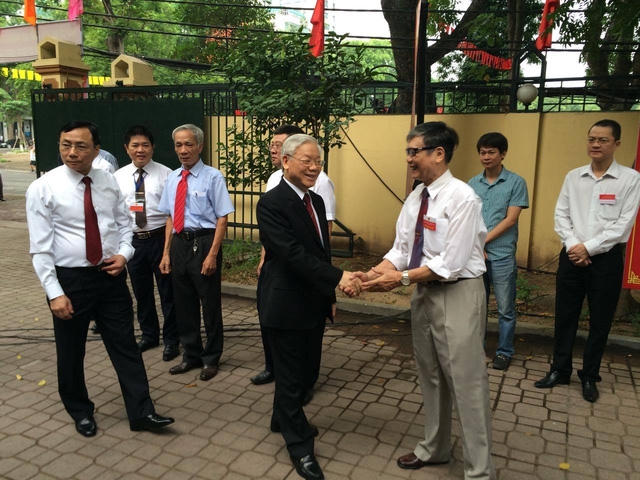 7h sáng nay, Tổng Bí thư Nguyễn Phú Trọng dự lễ khai mạc và là người bỏ phiếu đầu tiên tại Điểm bầu cử số 3 phường Nguyễn Du (58 Nguyễn Du) - đơn vị bầu cử số 2 Hà Nội có trên 1.200 cử tri. (Ảnh Dân trí)