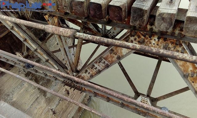 Những khoảng trống chết người trên cầu Long Biên.