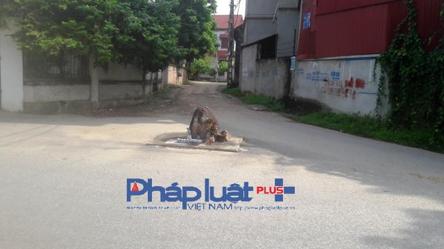 Hòn đá nằm giữa ngã ba của làng Vèo nhưng không ai dám động tới (Ảnh: Đào Tấn)