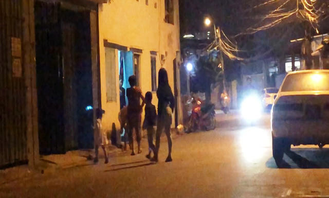 Thế nhưng, chiếc xe biển xanh giống như đang đi công vụ khẩn cấp đã dừng lại trước cổng một công ty chuyên về lĩnh vực môi giới bất động sản trên địa bàn phường Cát Lái rồi dừng lại để 2 trẻ em và một phụ nữ "tung tăng" xuống xe đi vào.