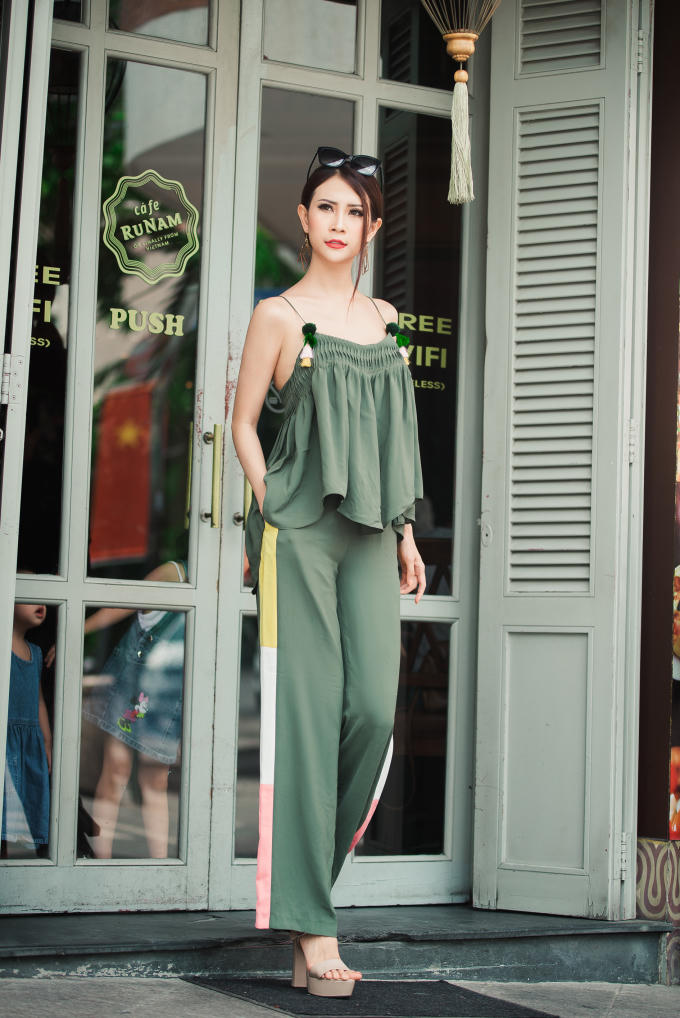 Tiếp đến, Liên Phương diện bộ trang phục màu rêu khá "bánh bèo" nhưng cũng không kém phần cá tính. Với bộ trang phục 2 dây vô cùng gợi cảm và mát lạnh nhờ chất liệu lụa mềm mại này, quý cô sẽ cảm thấy vô cùng thoải mái và tự tin khi dạo bước trên phố.
