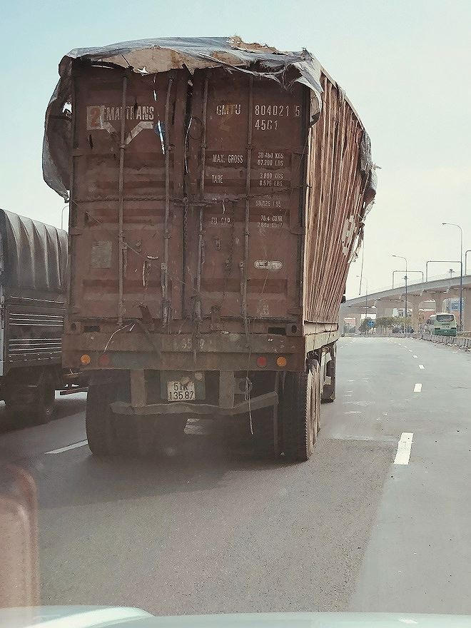 Xe tải ben cơi nới thành ben vượt quá quy định cho phép.