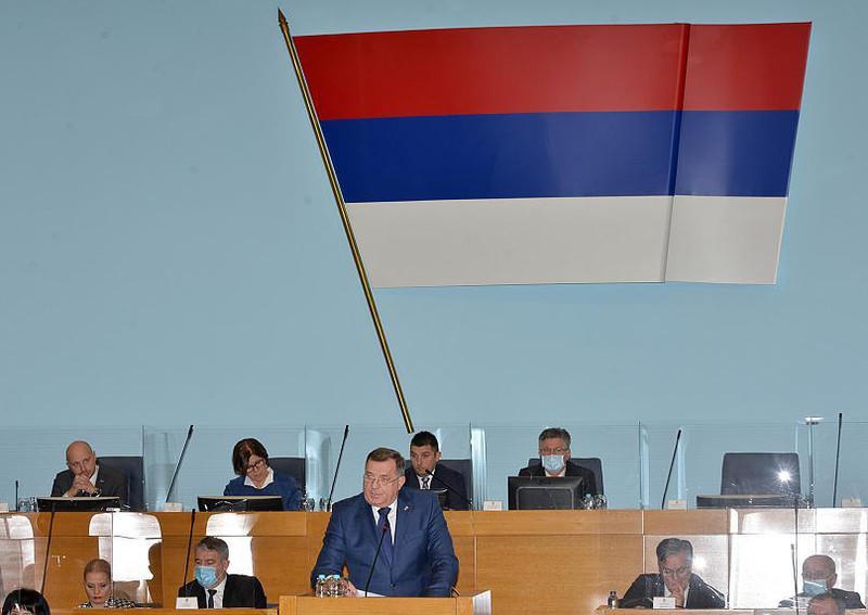 Thành viên người Serbia gốc Bosnia trong nhiệm kỳ tổng thống ba bên của Bosnia Milorad Dodik phát biểu tại phiên họp quốc hội ở Banja Luka, Bosnia, Thứ Sáu, ngày 10/12/2021. Ảnh: AP