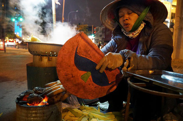 "Thời tiết quá lạnh nhưng vì mưu sinh nên vẫn phải đi bán hàng, sung sướng gì đâu", chị Tình (57 tuổi), bán hàng rong ở Hà Nội, chia sẻ.