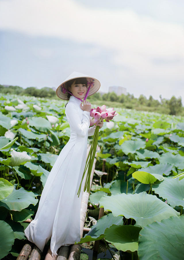 Hoài Thương là người con gái lãng mạn. Cô biết Hà Nội có 12 mùa hoa nhưng yêu nhất là hoa sen.