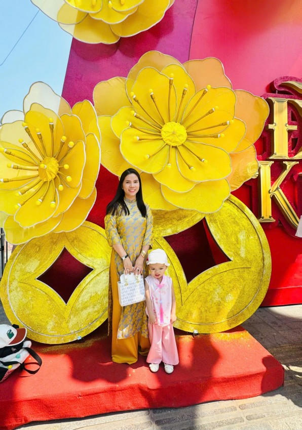 Người dân xúng xính áo dài chụp hình tại Nhà văn hóa Thanh niên