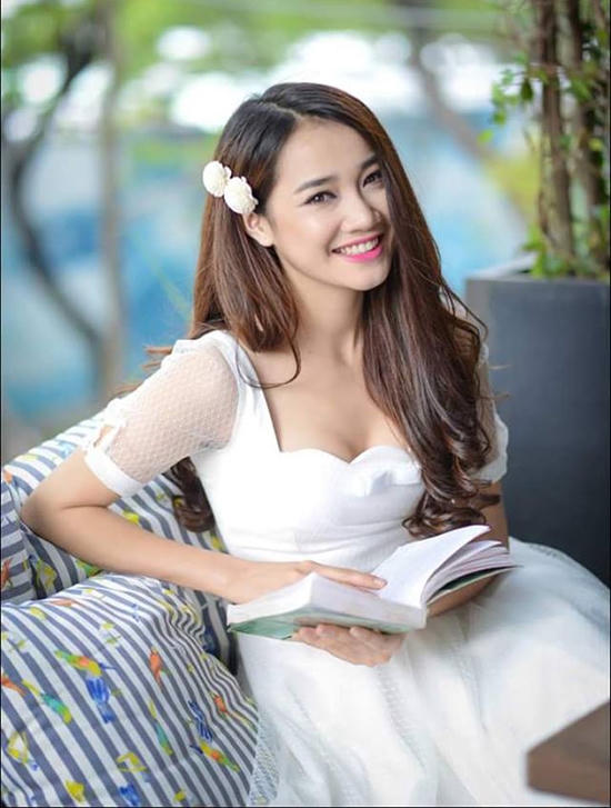 Tuy vẫn theo đuổi sự nữ tính, nhẹ nhàng trong phong cách thời trang nhưng Nhã Phương thường khéo léo khoe vòng 1.