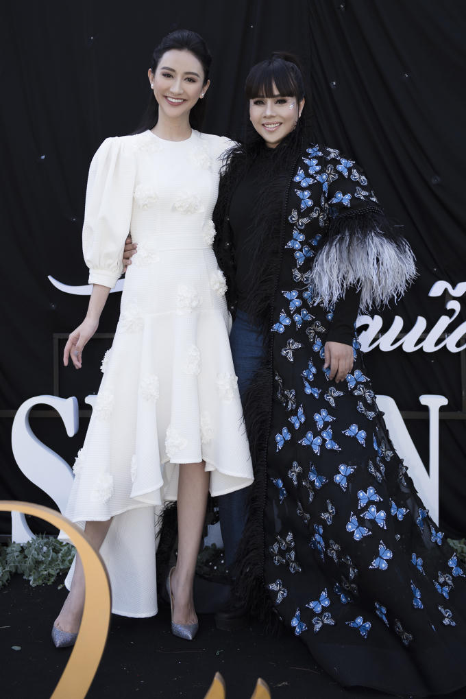 Hoa hậu Trái đất 2017 Hà Thu chọn bộ váy trắng tinh khôi, tự tin khoe vẻ đẹp ngày càng rạng rỡ. Xuất hiện trong chương trình với vị trí vedette - tham gia biểu diễn lẫn trình diễn tiết mục mở màn show diễn, Hà Thu không giấu sự hào hứng khi được góp mặt tại Đà Lạt lần này.