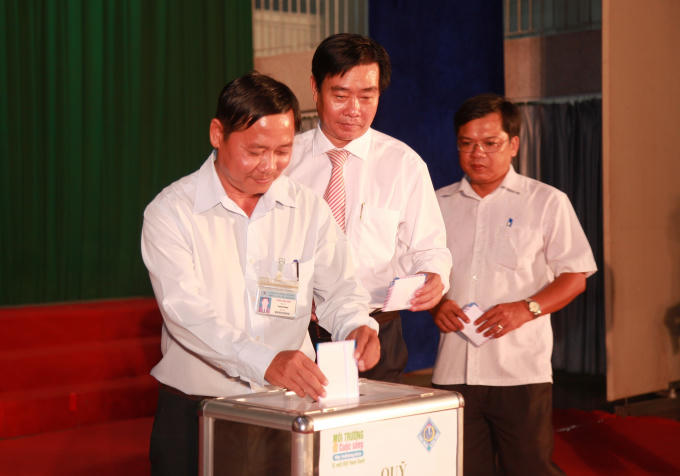 Các đại biểu tham gia chương trình gây quỹ “Chung tay ứng phó với biến đổi khí hậu”.