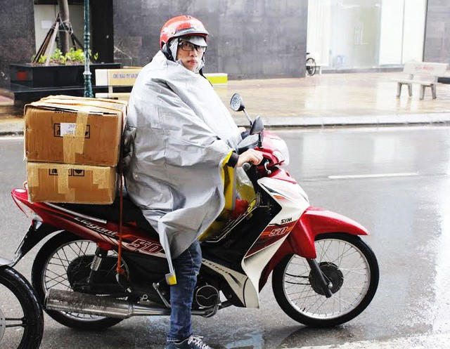 Trời mưa rét như những ngày gần đây là thời điểm để shipper "hốt bạc".