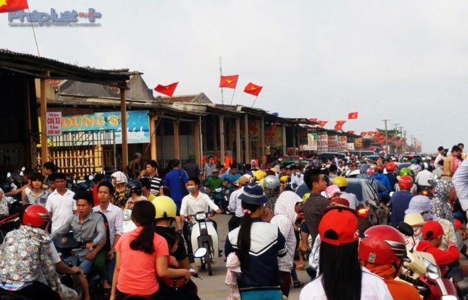 Đường ven biển Quất Lâm đông nghẹt du khách và phương tiện.