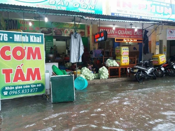 Tại TP Vinh nước ngập nhiều tuyến đường, các hoạt động sinh hoạt, kinh doanh đều bị ảnh hưởng. Ảnh nguồn Infonet.