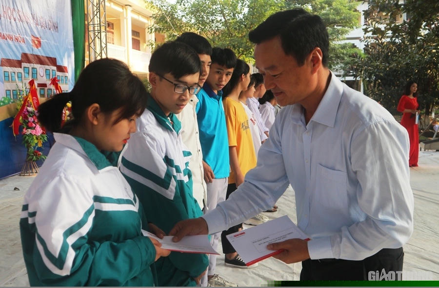 Ông Nguyễn Bá Kiên - Tổng biên tập Báo Giao thông trao 10 suất quà được trích từ Quỹ Chung tay vì ATGT cho 10 học sinh có hoàn cảnh khó khăn
