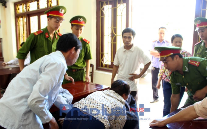 Mẹ Vương bị ngất vài lần vì quá đau lòng.