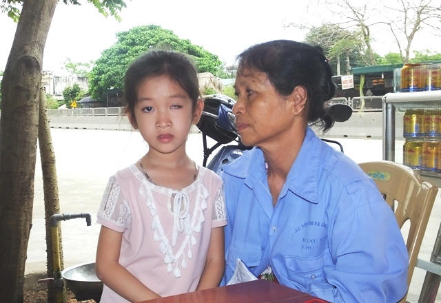Bà Lê xót xa nhìn cháu ngoại không may bị tai nạn.
