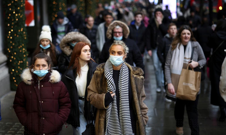 Omicron bắt đầu lây lan nhanh ở Anh (Ảnh minh họa: Reuters).