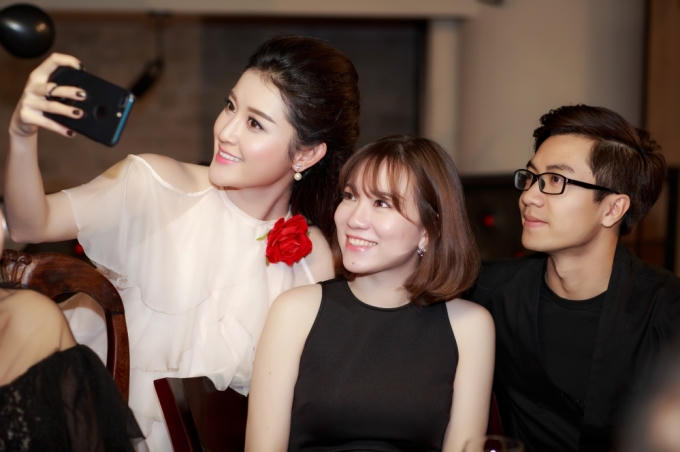 Á hậu Huyền My hạnh phúc đón tuổi mới bên bố mẹ