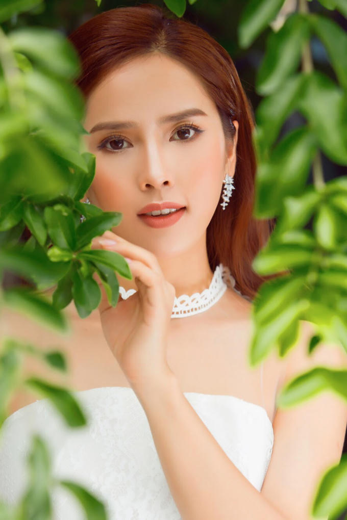&Aacute; hậu du lịch ho&agrave;n vũ thế giới diện v&aacute;y trắng khoe vẻ đẹp mong manh
