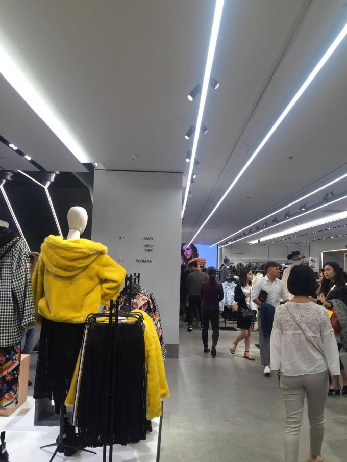 Các mặt hàng dù là gắn nhãn hiệu Zara nhưng đều ghi rõ nước sản xuất như Việt Nam, Thổ Nhỹ Kì …