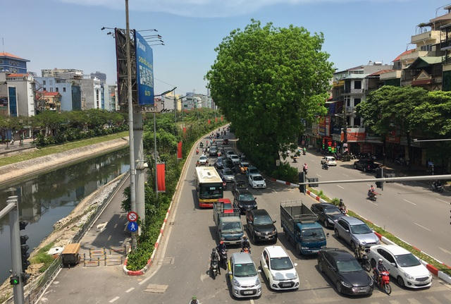 Cảnh xe máy, ô tô dừng đèn đỏ trên đường Láng.