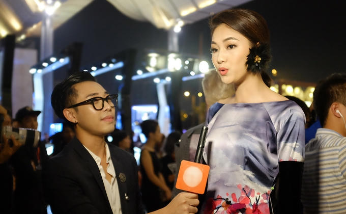 &Aacute; hậu Việt Nam 2016 c&ograve;n đ&iacute;nh phụ kiện l&ocirc;ng ở hai b&ecirc;n tai.