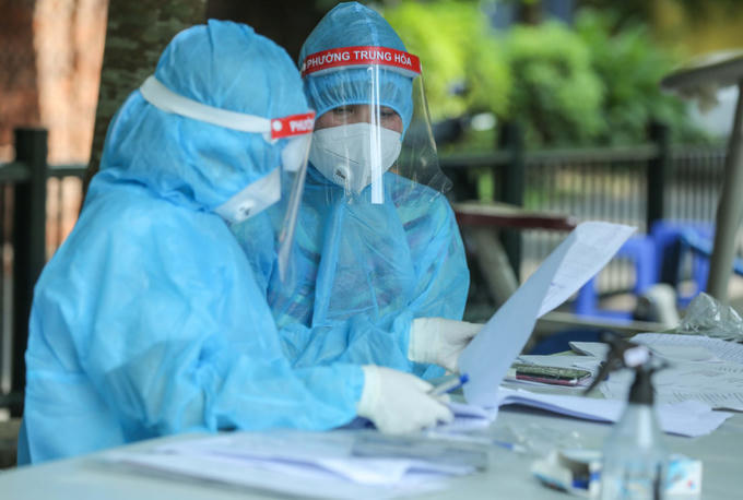 Nhân viên y tế làm công tác phòng chống dịch Covid-19 ở Hà Nội.