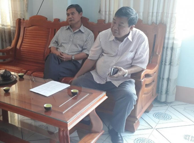 Ông A Cường giám đốc và ông Nguyễn Thành Trung phó phó giám đốc Sở Nội vụ Kon Tum đang trao đổi với PV