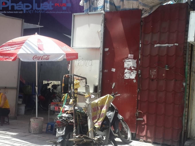 Và bán hàng nước.