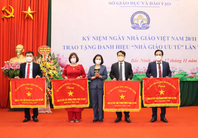 Chủ tịch UBND tỉnh trao Cờ thi đua của UBND tỉnh cho các tập thể dẫn đầu phong trào thi đua năm học 2020 - 2021.