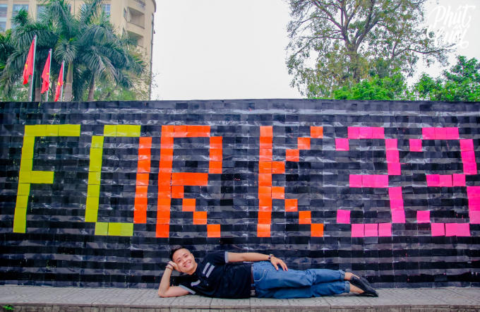 Bức tường trong ngày đầu tiên “lên sóng” .