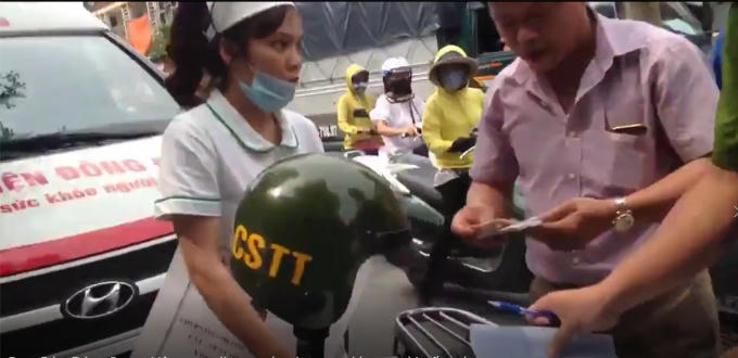 Lái xe, y tá, trong thời điểm trao đổi với các chiến sĩ Cảnh sát trật tự. Ảnh cắt từ Clip.
