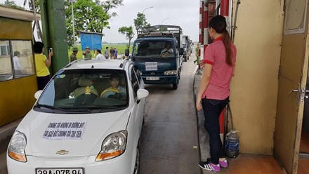 Người dân dùng xe ô tô dán logo, dàn hàng phản đối việc thu phí tại Trạm thu phí cầu Rác.