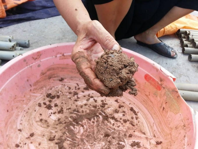 Mồi thường được làm bằng ếch, nhái , giun ...băm nhuyễn