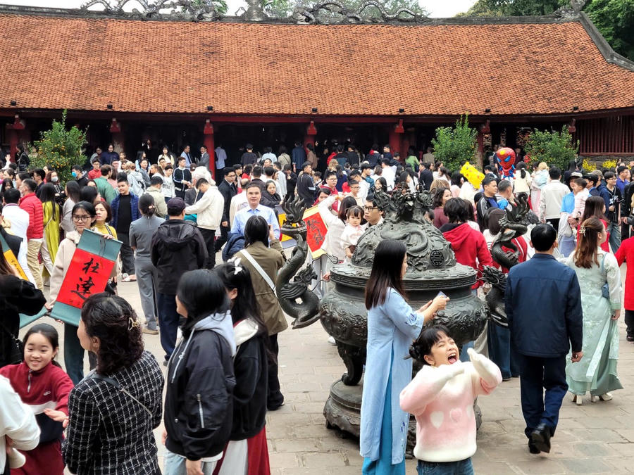 Toàn cảnh sân bái đường chật kín du khách. Thời tiết Hà Nội chiều mùng 2 Tết khô ráo, thuận lợi cho người dân du xuân, vãn cảnh. (Ảnh: Phạm Duy)