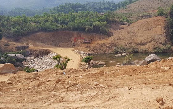 Thi công một con đường chắn ngang dòng sông.