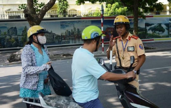 Lực lượng CSGT chỉ phạt chủ xe không sang tên đổi chủ trong quá trình giải quyết vi phạm giao thông (Ảnh minh họa).