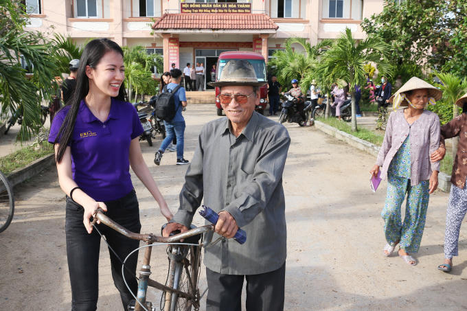 Gần 4 tỷ đồng được gửi chia sẻ với người dân miền Trung từ tổ chức Hoa hậu Hoàn vũ Việt Nam