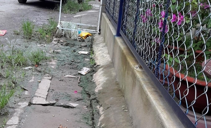 Nhiều hộ dân phải xây tường trước cửa nhà để ngăn nước vào nhà, nhưng vẫn phải chịu cảnh sống chung với lũ.