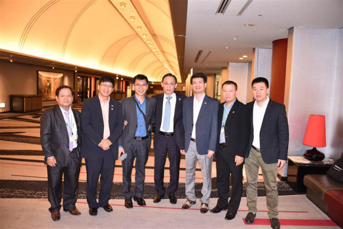Thứ trưởng Bộ Ngoại giao Lê Hoài Trung chụp ảnh lưu niệm cùng các nhà báo trong chuyến thăm Nhật Bản của Thủ tướng.
