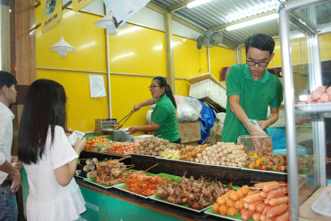 Khu vực bán đồ ăn vặt đông khách mua đồ ghé thăm.