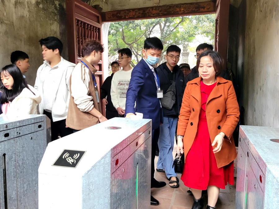 Nhân viên kiểm soát vé bằng cách quét mã QR code nên thuận tiện trong việc soát vé. Nhân viên làm việc liên tục để đảm bảo dòng người vào tham quan được trật tự, thông suốt. (Ảnh: Phạm Duy)